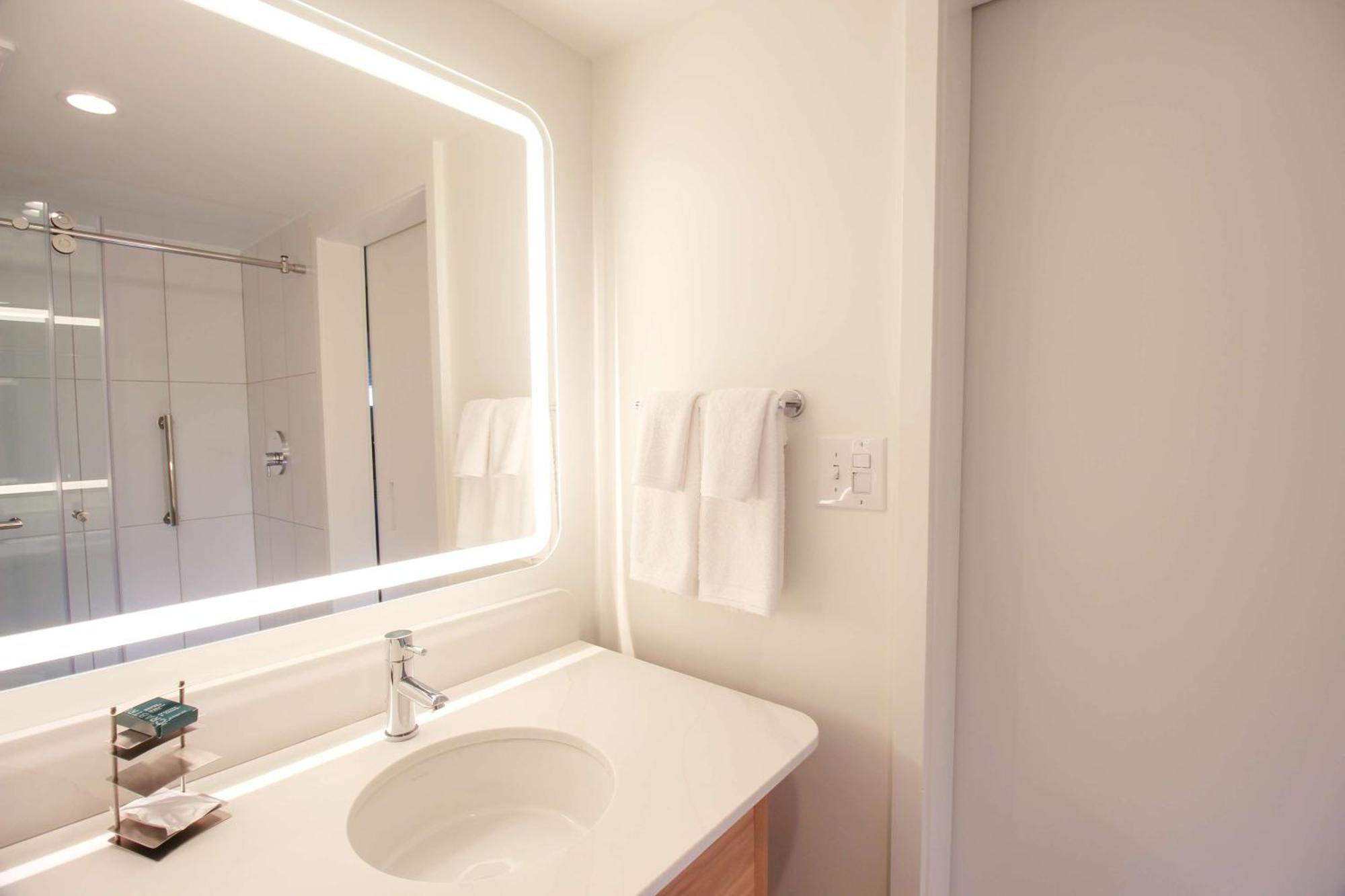Doubletree By Hilton Clarksville Riverview Esterno foto